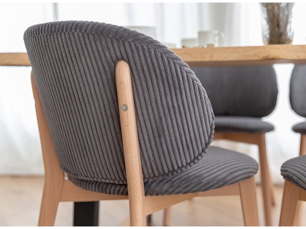 Šedá čalouněná židle s dřevěnými nohami CORA