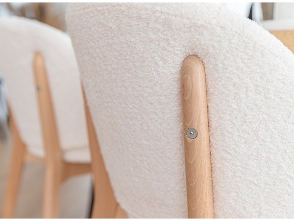 Krémová čalouněná židle s dřevěnými nohami CORA