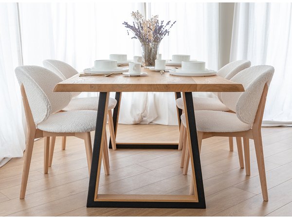 Krémová čalouněná židle s dřevěnými nohami CORA