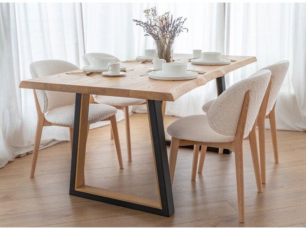 Krémová čalouněná židle s dřevěnými nohami CORA