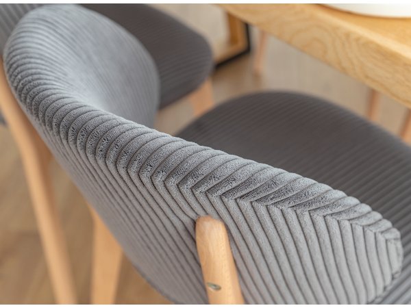 Šedá čalouněná židle s dřevěnými nohami CORA