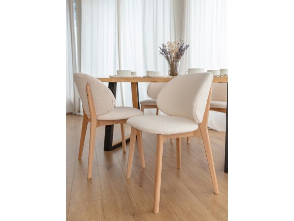 Krémová čalouněná židle s dřevěnými nohami CORA