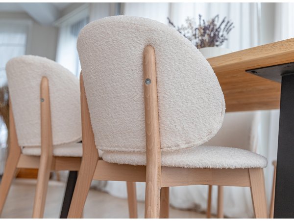 Krémová čalouněná židle s dřevěnými nohami CORA