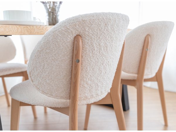 Krémová čalouněná židle s dřevěnými nohami CORA