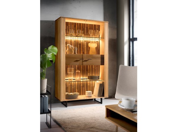 Dubová vitrína do obývacího pokoje včetně osvětlení TRAMONTO typ 13