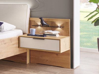 Designový noční stolek s panelem a poličkou VALETTA, dub bianco / sklo champagner – 60 cm