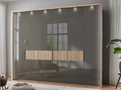 Šatní skříň s křídlovými dveřmi a rámem VENTURA, sklo havanna / dub bianco – 300 cm