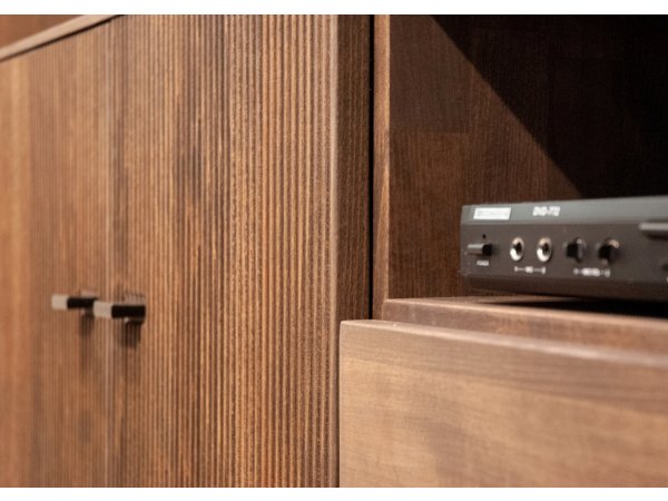 Televizní stolek z masivu I ALVIK buk olejovaný v barvě tabáku