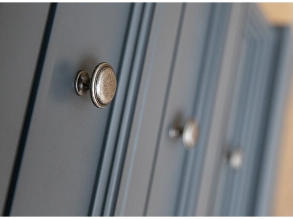 Vitrína 2-dvéřová LUNO nízká s vitrínou grafit/borovice